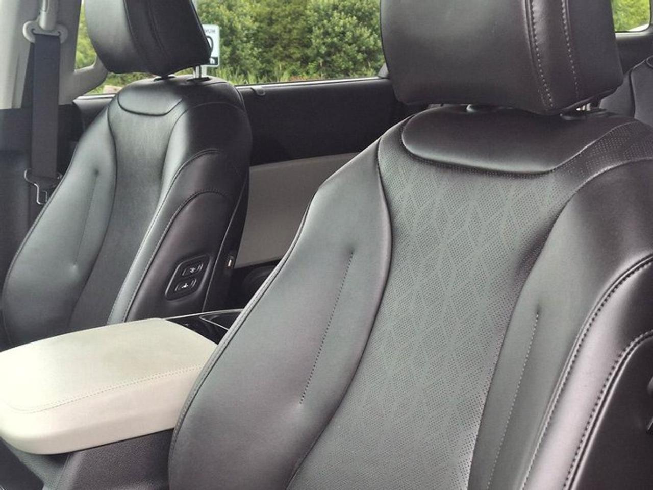 2024 Kia Carnival EX | Leather | Smart Cruise | Heated Wheel + Seats | Power Sliding Doors | CarPlay + Android & More! Photo