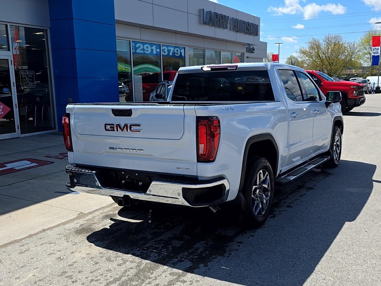 2026 GMC Sierra 1500 Crew Cab Short Box 4-Wheel Drive SLT Photo2