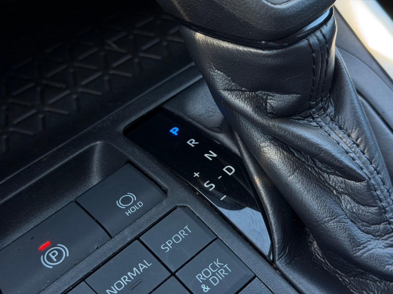 2020 Toyota RAV4 LE AWD Photo
