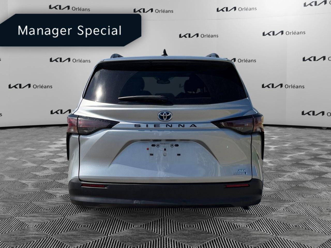 2023 Toyota Sienna XLE 8-Passenger FWD Photo