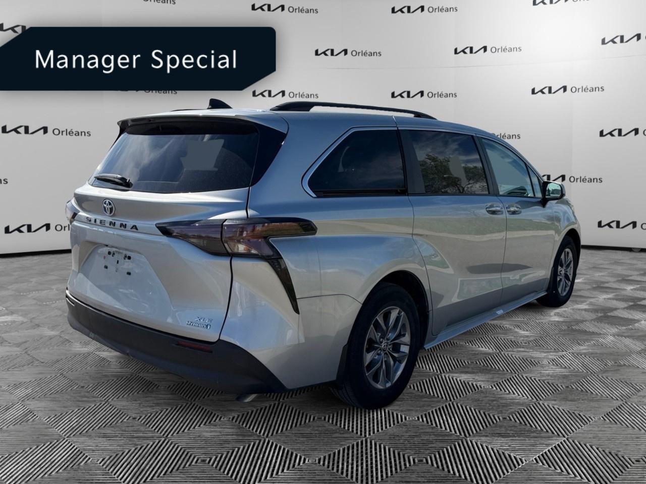 2023 Toyota Sienna XLE 8-Passenger FWD Photo