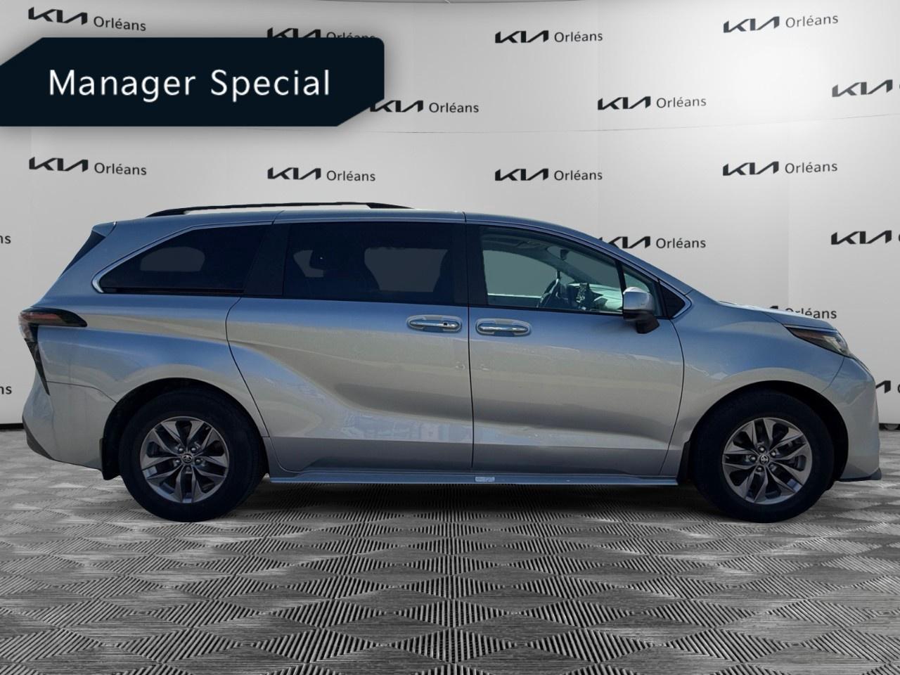 2023 Toyota Sienna XLE 8-Passenger FWD Photo