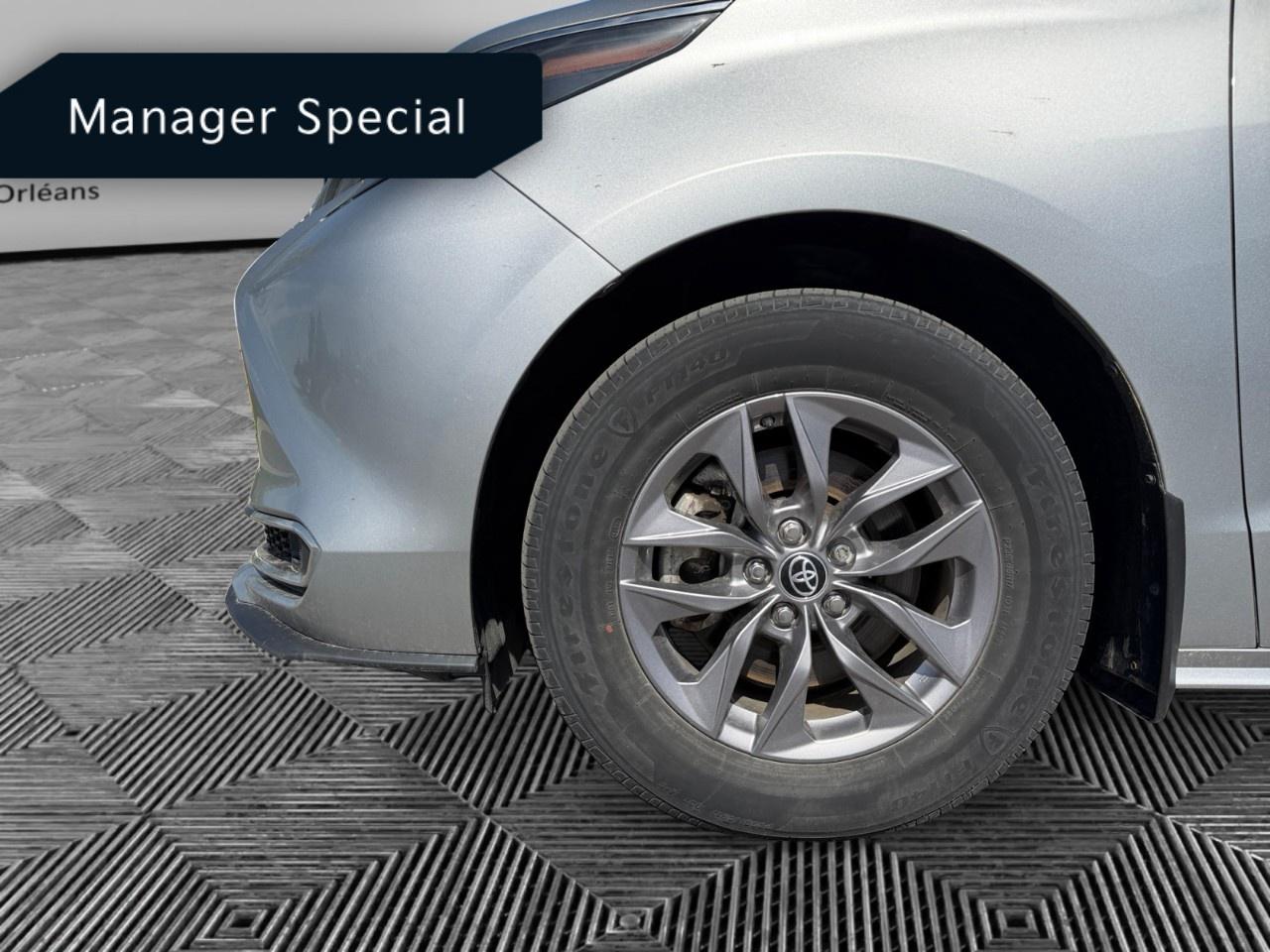 2023 Toyota Sienna XLE 8-Passenger FWD Photo