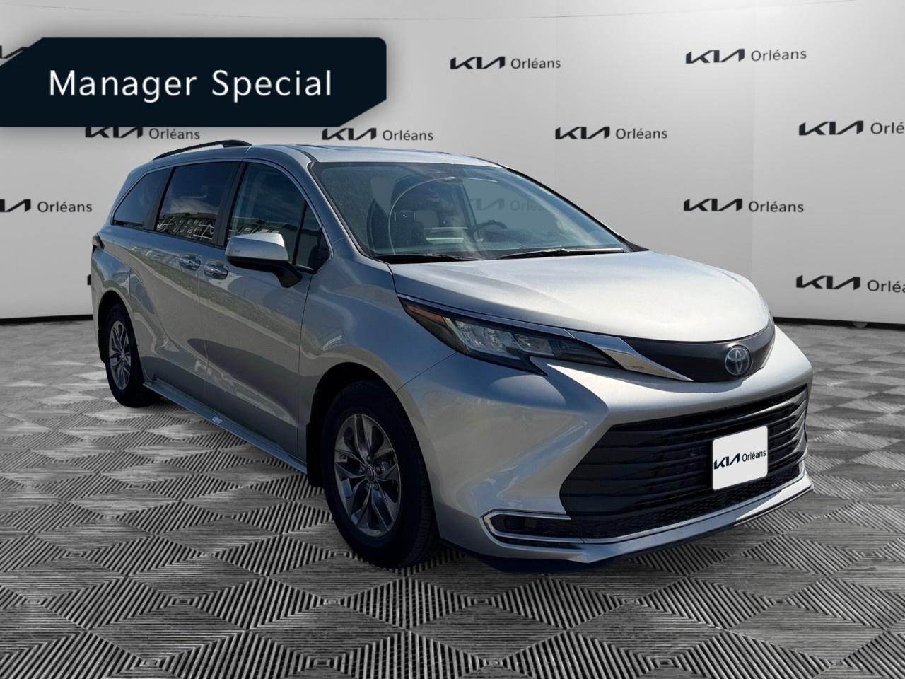 2023 Toyota Sienna XLE 8-Passenger FWD Photo