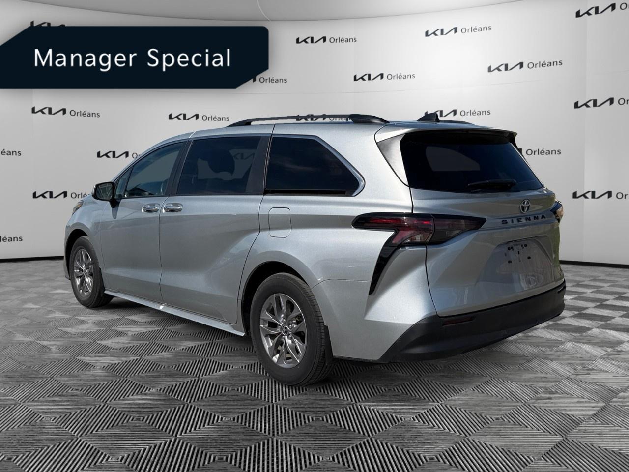 2023 Toyota Sienna XLE 8-Passenger FWD Photo2