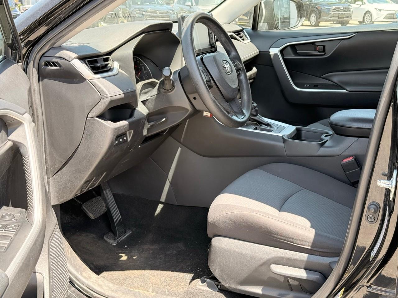 2019 Toyota RAV4 LE HEATED CLOTH SEATS-NO ACCIDENTS-BACK UP CAMERA-BLUETOOTH- Photo