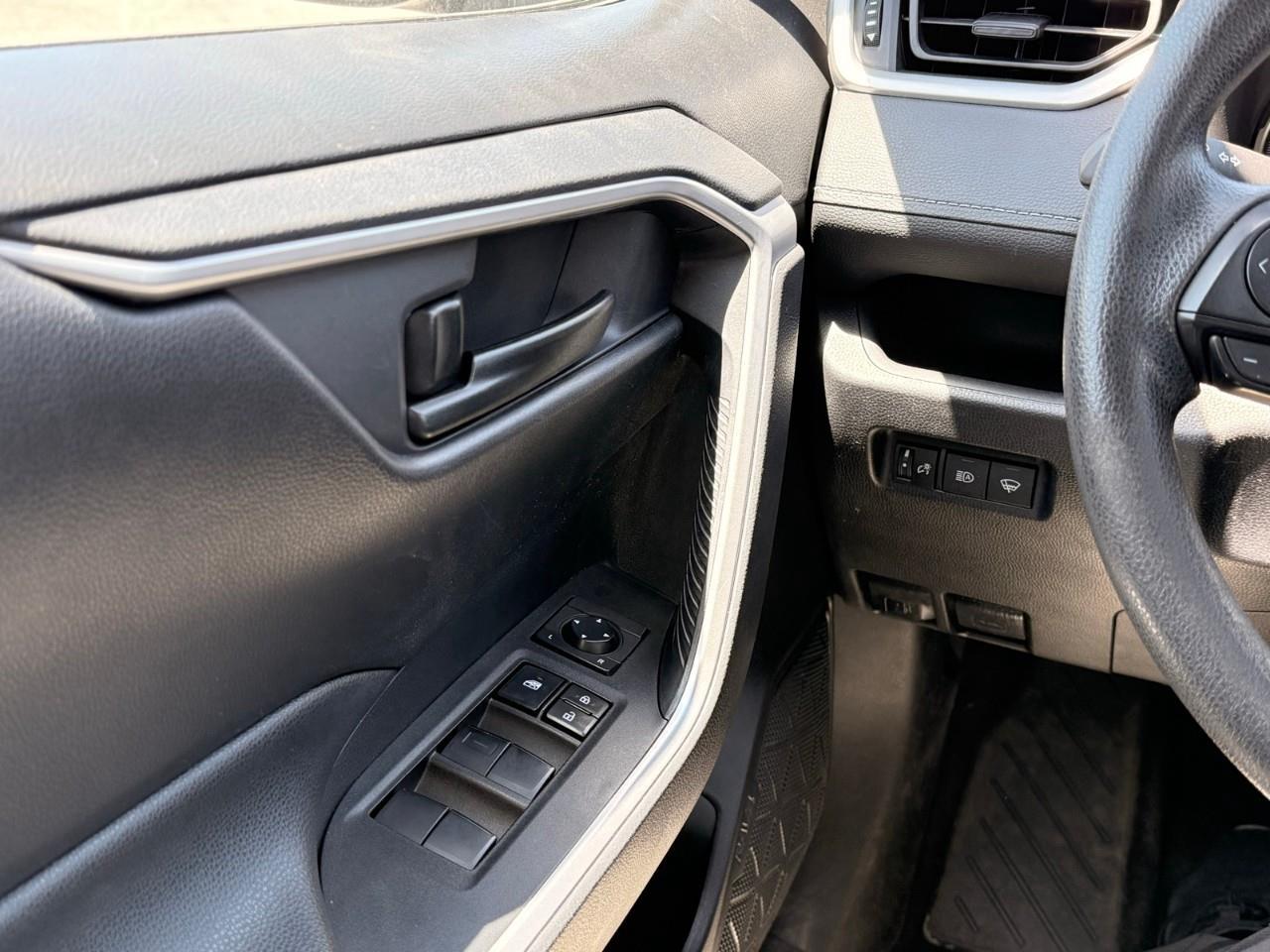 2019 Toyota RAV4 LE HEATED CLOTH SEATS-NO ACCIDENTS-BACK UP CAMERA-BLUETOOTH- Photo