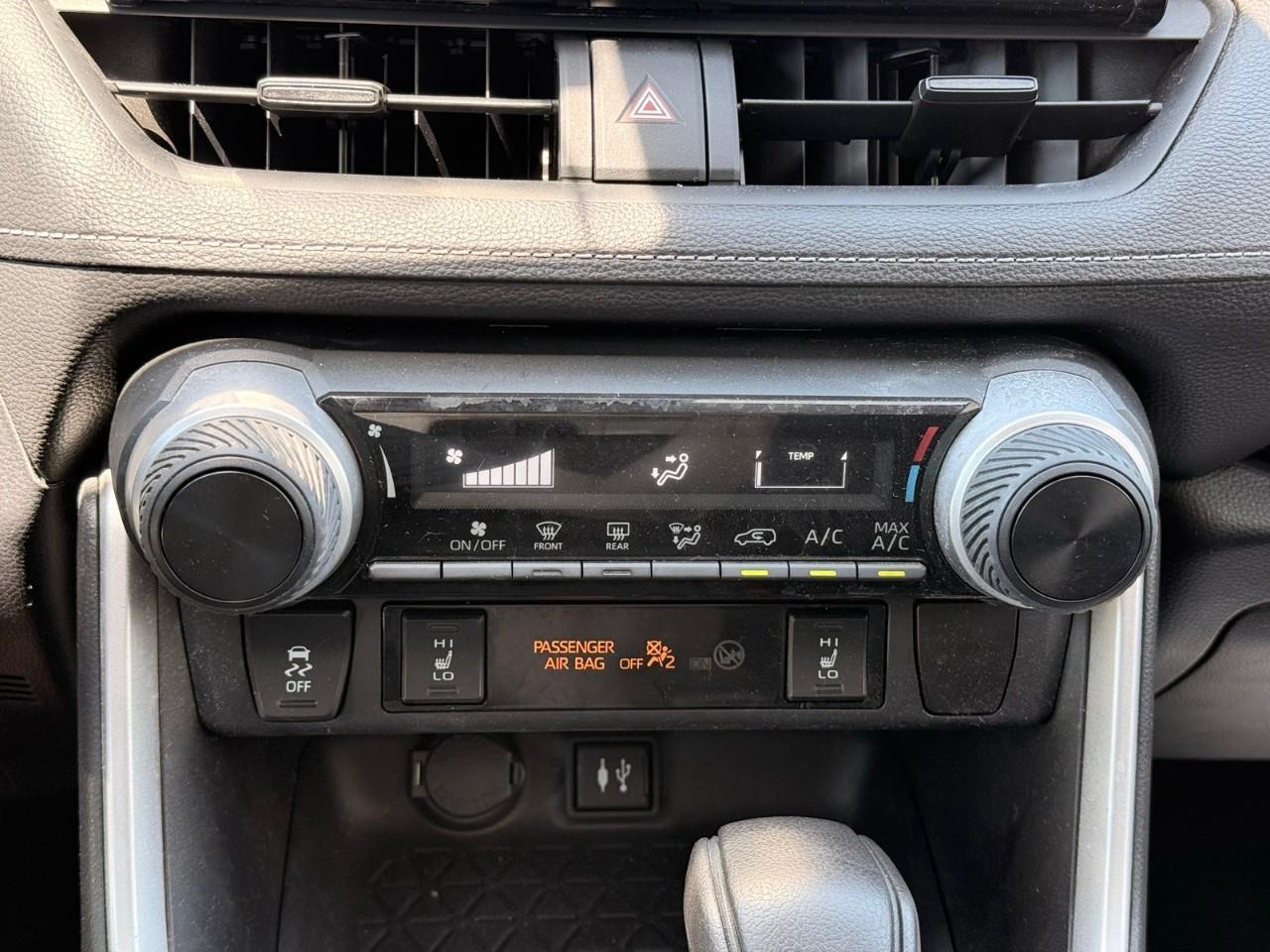 2019 Toyota RAV4 LE HEATED CLOTH SEATS-NO ACCIDENTS-BACK UP CAMERA-BLUETOOTH- Photo