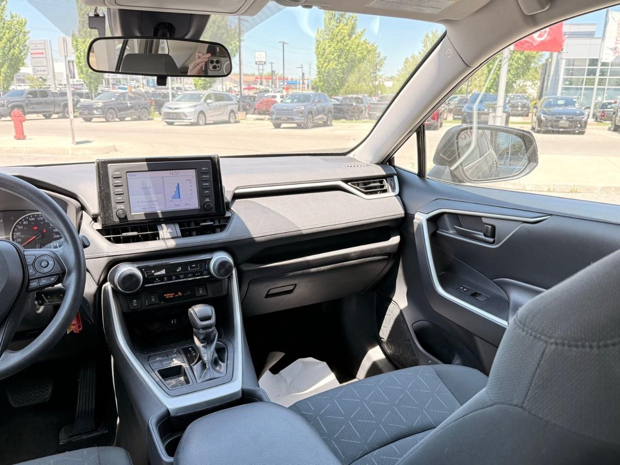 2019 Toyota RAV4 LE HEATED CLOTH SEATS-NO ACCIDENTS-BACK UP CAMERA-BLUETOOTH- Photo