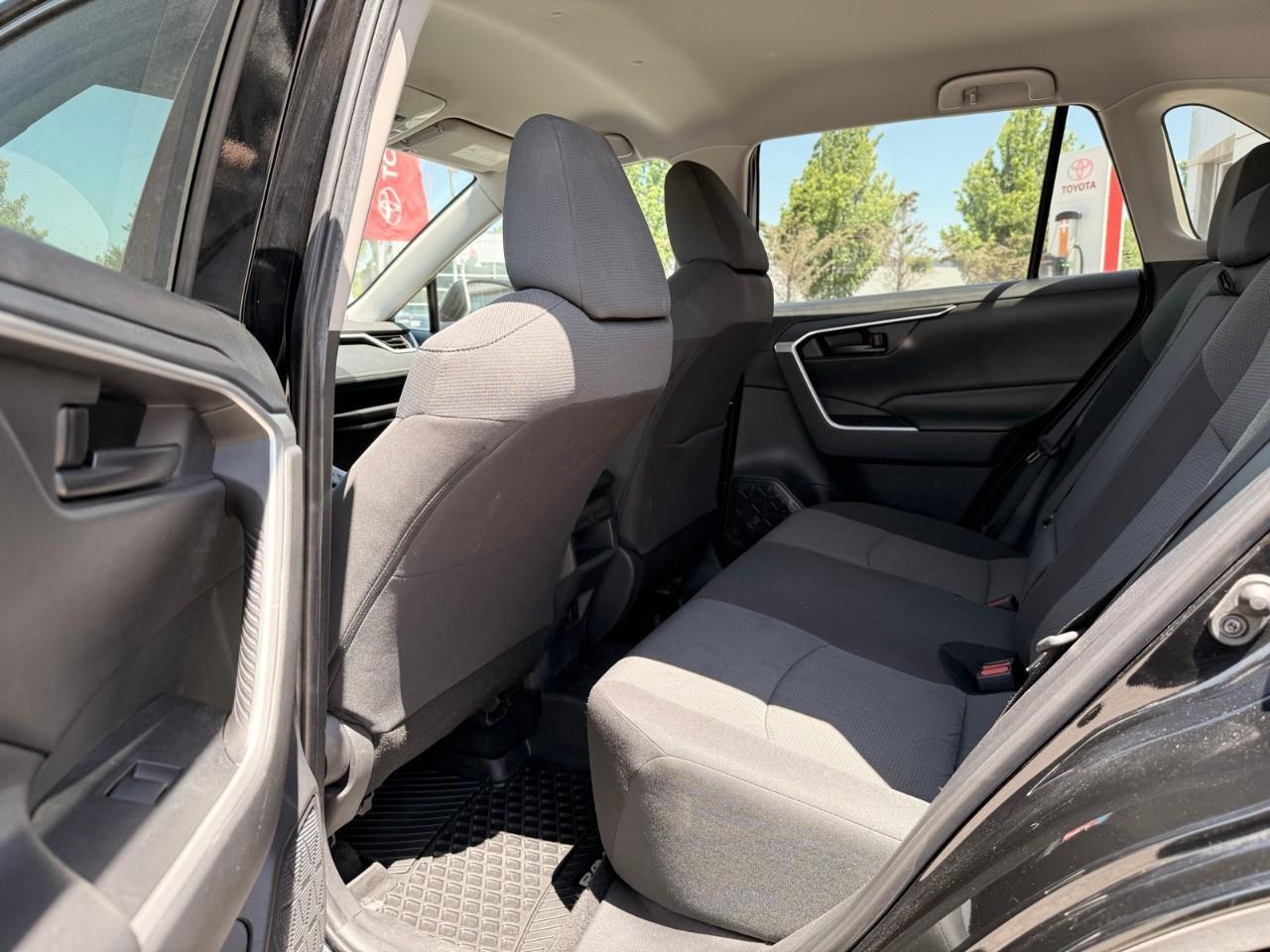 2019 Toyota RAV4 LE HEATED CLOTH SEATS-NO ACCIDENTS-BACK UP CAMERA-BLUETOOTH- Photo