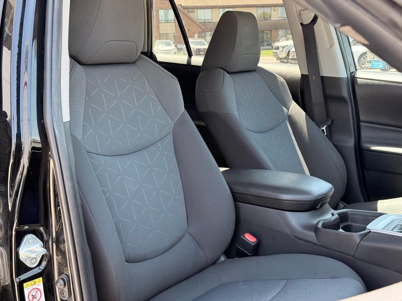 2019 Toyota RAV4 LE HEATED CLOTH SEATS-NO ACCIDENTS-BACK UP CAMERA-BLUETOOTH- Photo