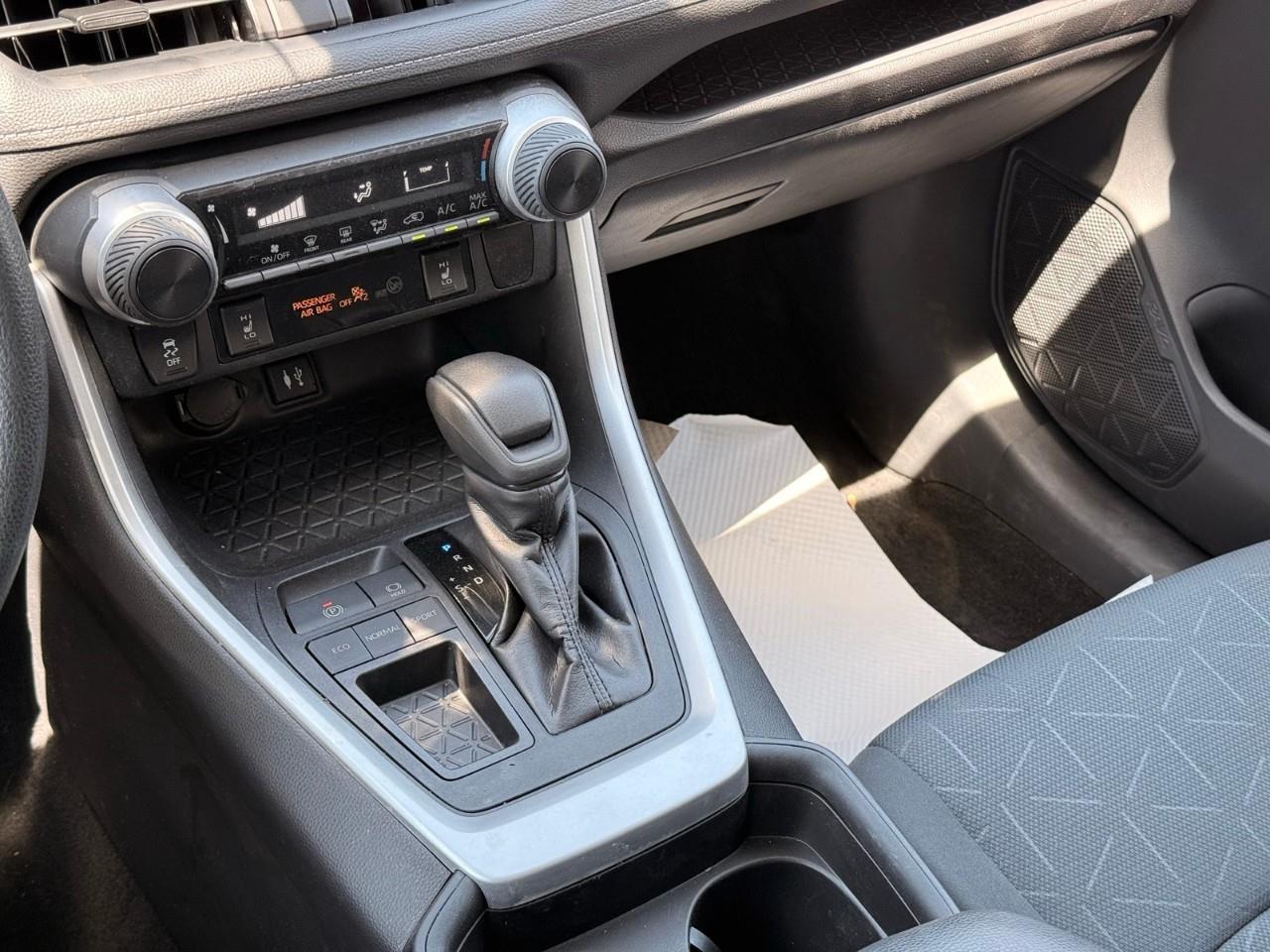2019 Toyota RAV4 LE HEATED CLOTH SEATS-NO ACCIDENTS-BACK UP CAMERA-BLUETOOTH- Photo