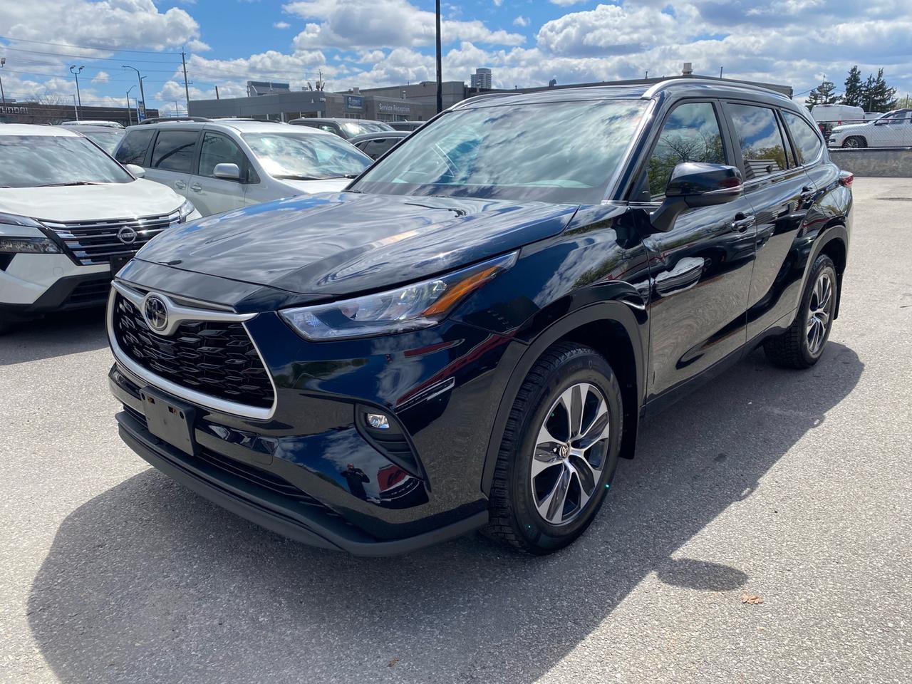 2023 Toyota Highlander XLE AWD | Sunroof | Leather Seats | 8 Passenger Photo2
