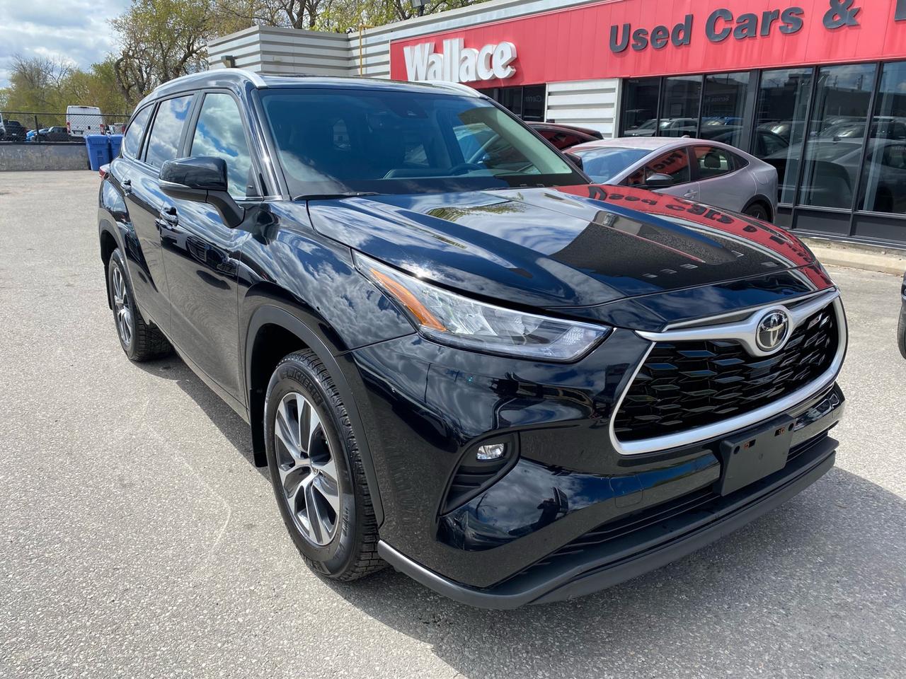 2023 Toyota Highlander XLE AWD | Sunroof | Leather Seats | 8 Passenger Photo0