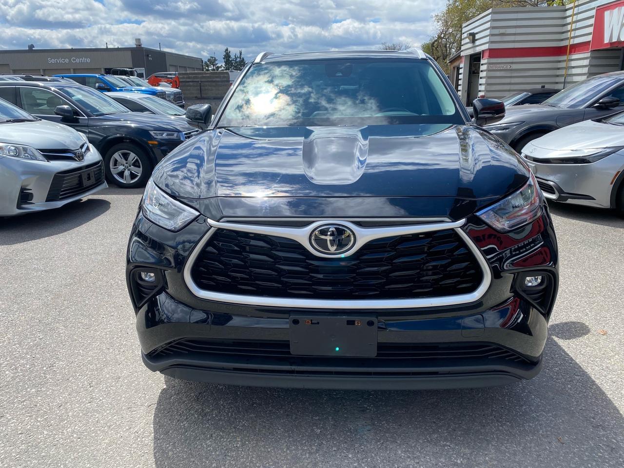 2023 Toyota Highlander XLE AWD | Sunroof | Leather Seats | 8 Passenger Photo