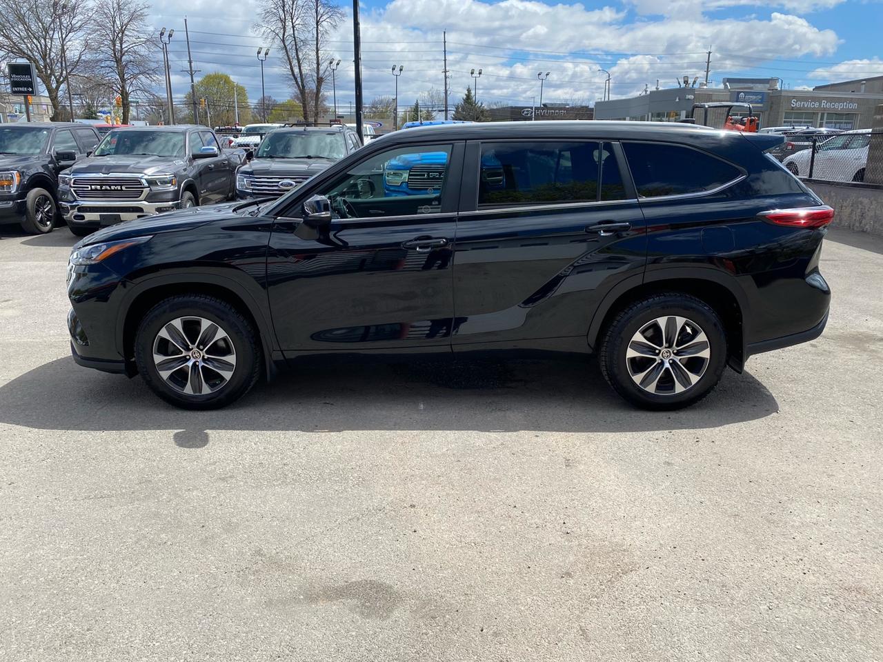 2023 Toyota Highlander XLE AWD | Sunroof | Leather Seats | 8 Passenger Photo