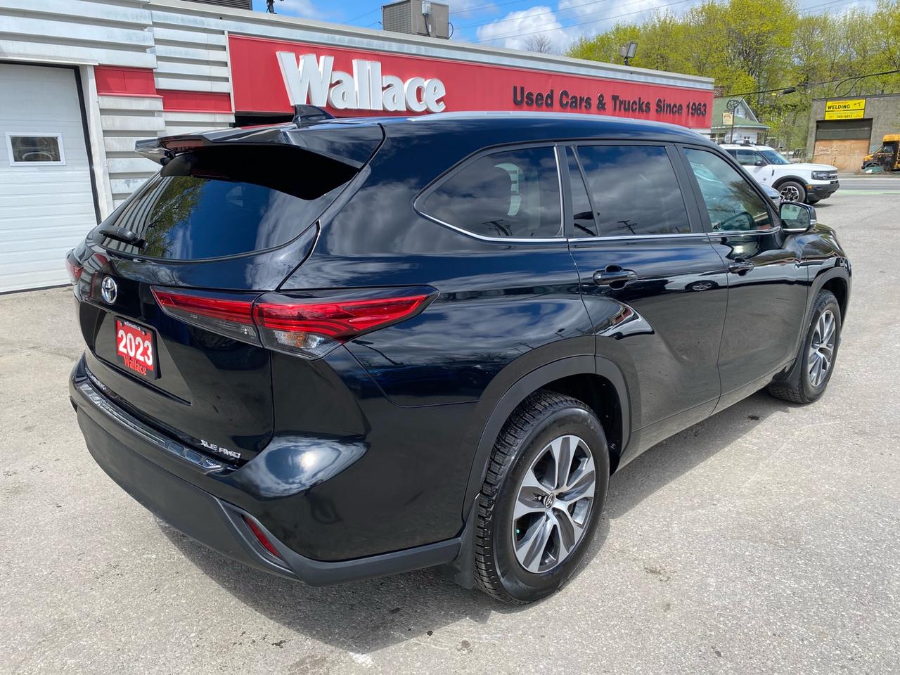 2023 Toyota Highlander XLE AWD | Sunroof | Leather Seats | 8 Passenger Photo