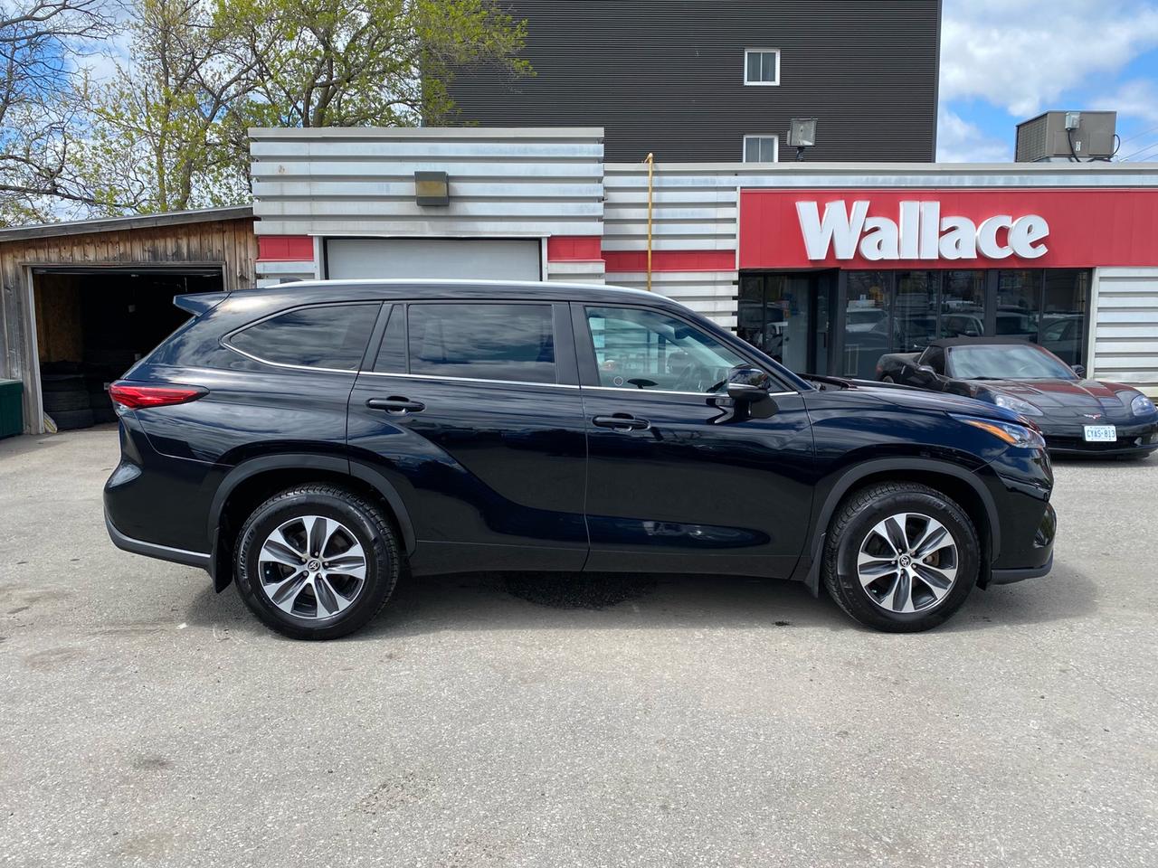 2023 Toyota Highlander XLE AWD | Sunroof | Leather Seats | 8 Passenger Photo