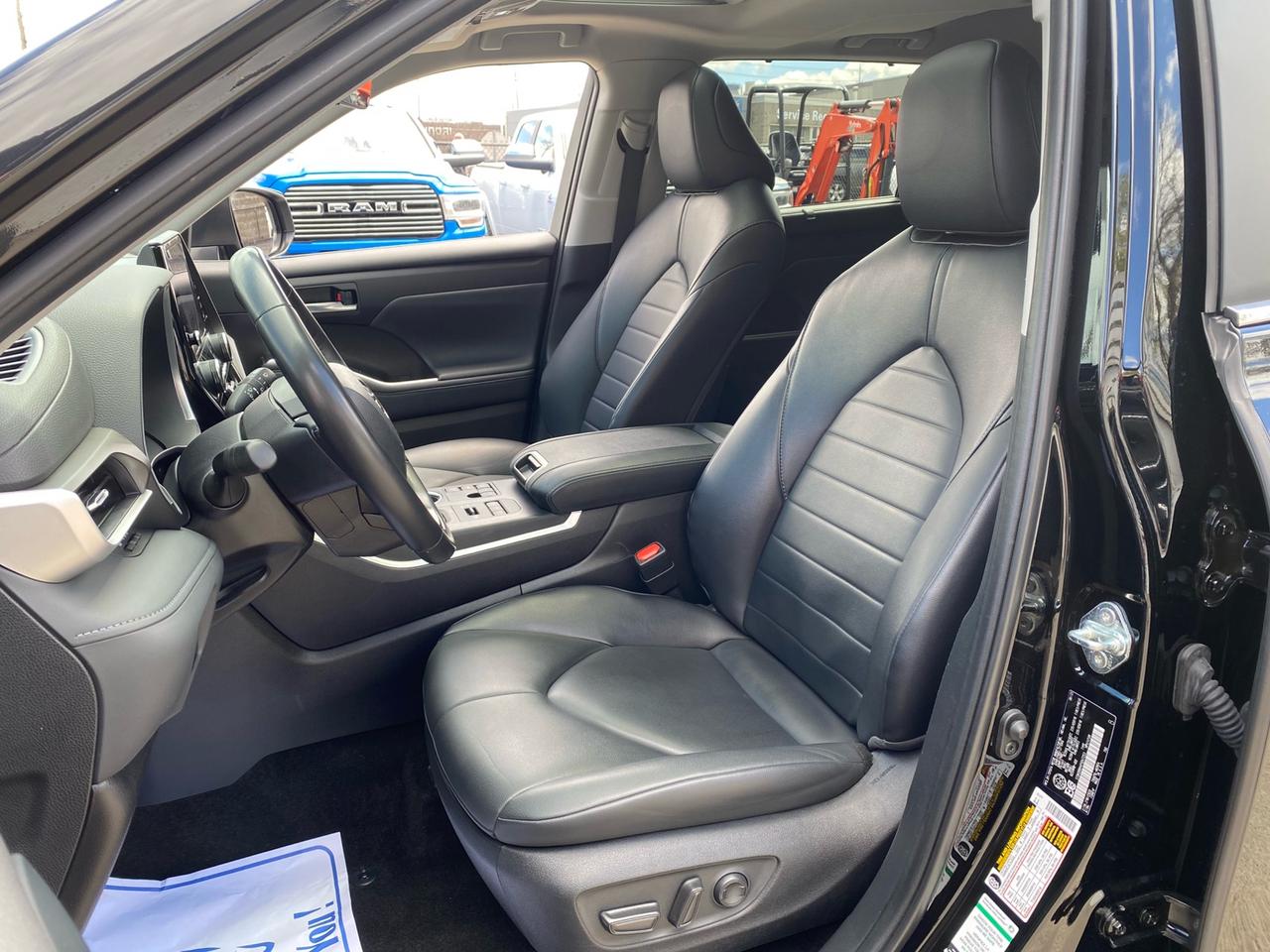 2023 Toyota Highlander XLE AWD | Sunroof | Leather Seats | 8 Passenger Photo