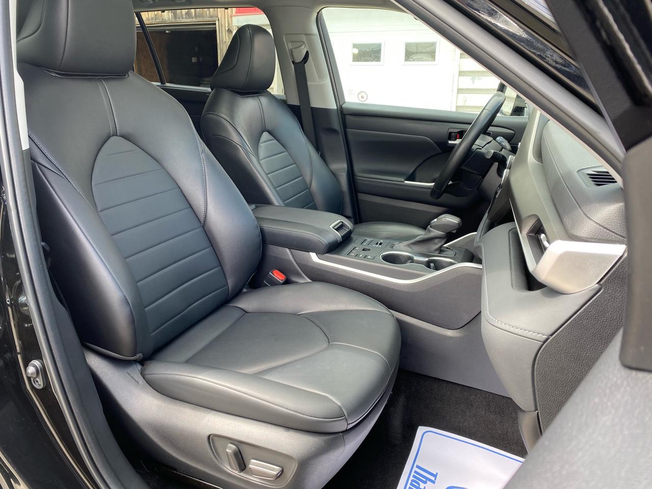 2023 Toyota Highlander XLE AWD | Sunroof | Leather Seats | 8 Passenger Photo
