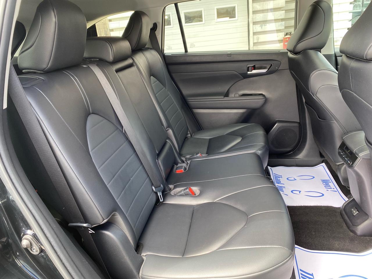 2023 Toyota Highlander XLE AWD | Sunroof | Leather Seats | 8 Passenger Photo