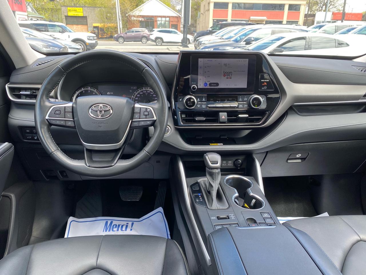 2023 Toyota Highlander XLE AWD | Sunroof | Leather Seats | 8 Passenger Photo