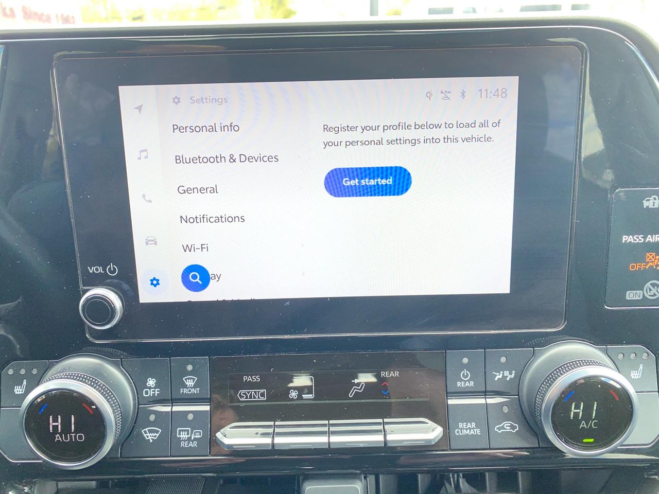 2023 Toyota Highlander XLE AWD | Sunroof | Leather Seats | 8 Passenger Photo