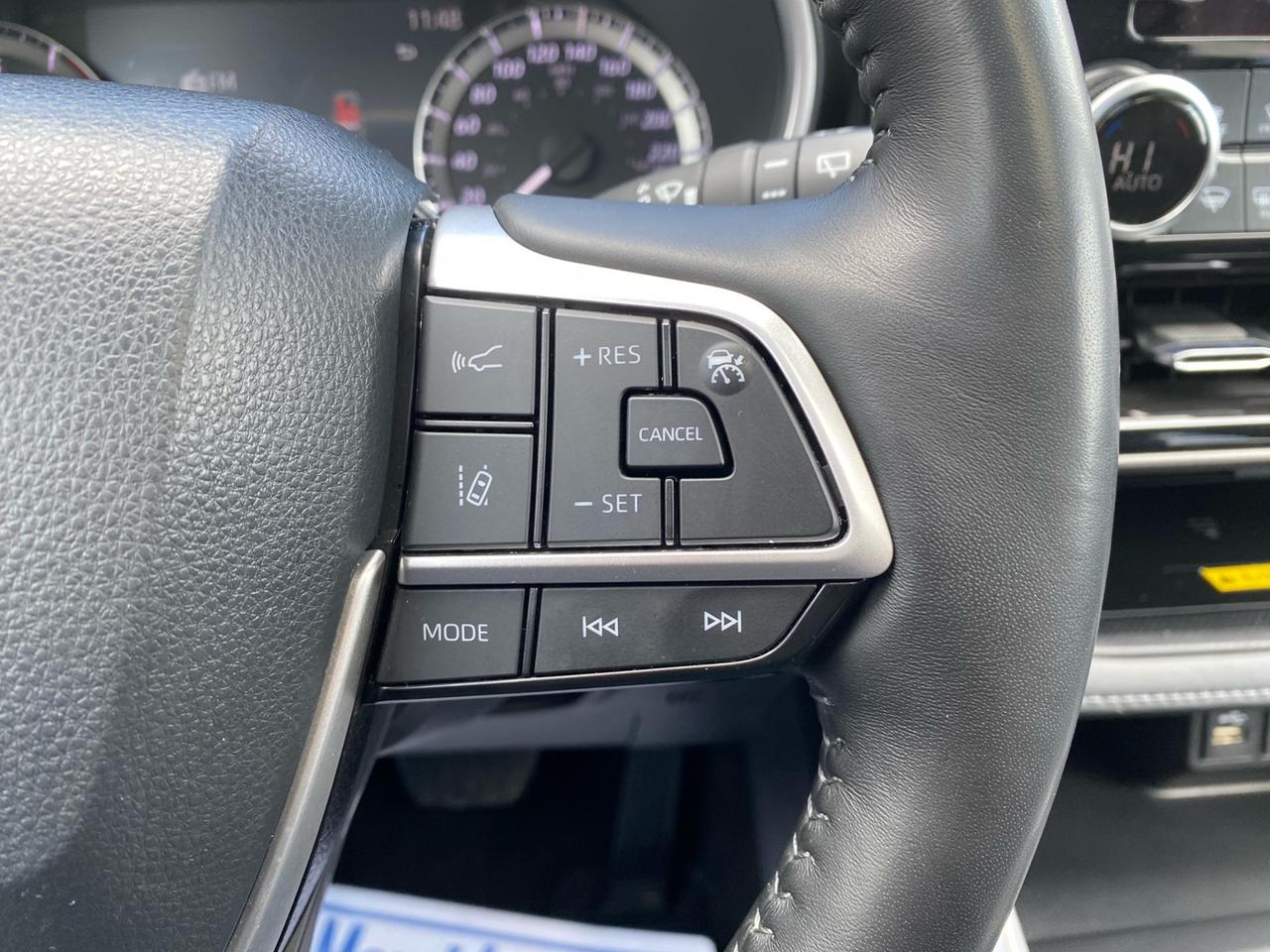 2023 Toyota Highlander XLE AWD | Sunroof | Leather Seats | 8 Passenger Photo