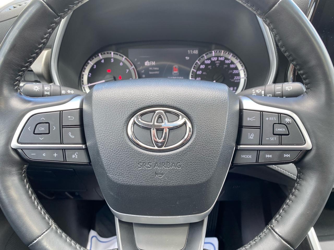 2023 Toyota Highlander XLE AWD | Sunroof | Leather Seats | 8 Passenger Photo