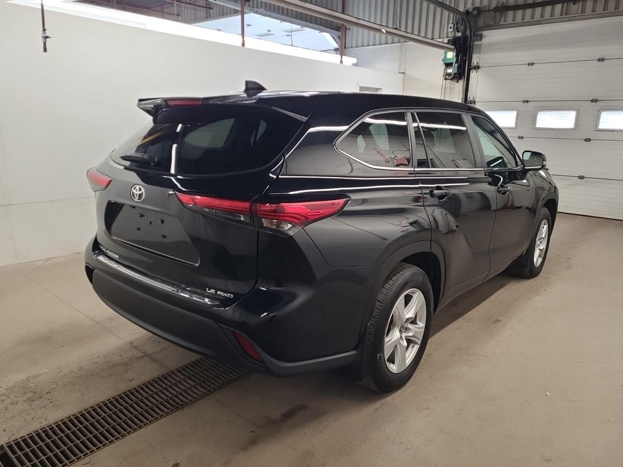 2023 Toyota Highlander LE AWD | NO ACCIDENTS | ONE OWNER Photo3