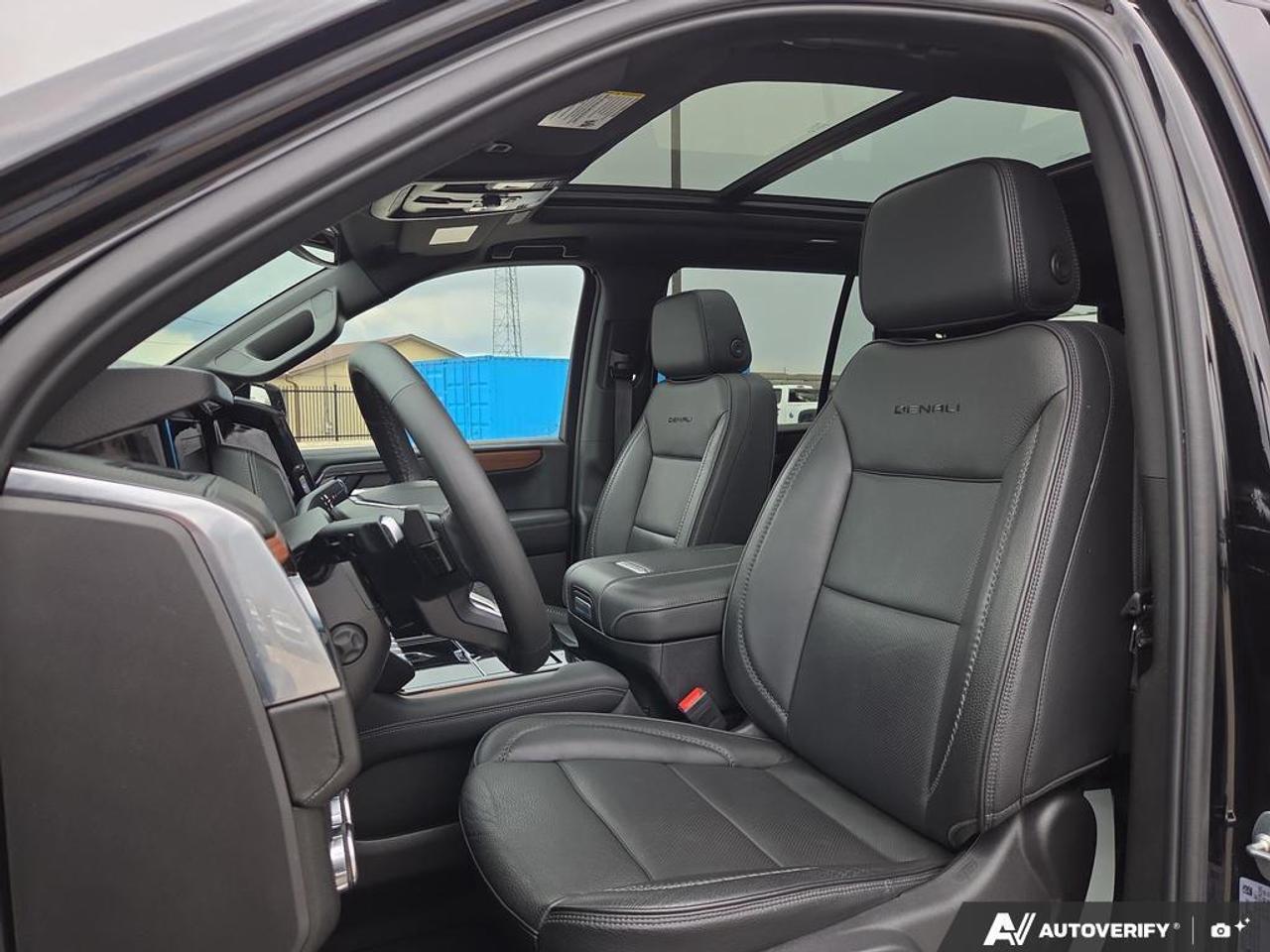 2025 GMC Yukon Denali   PANO ROOF   PWER SIDE STEPS   NO CLAIMS Photo