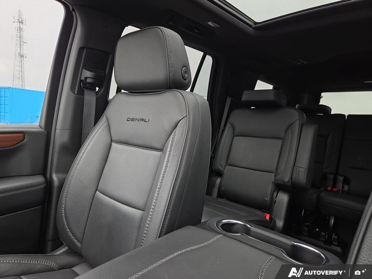 2025 GMC Yukon Denali   PANO ROOF   PWER SIDE STEPS   NO CLAIMS Photo