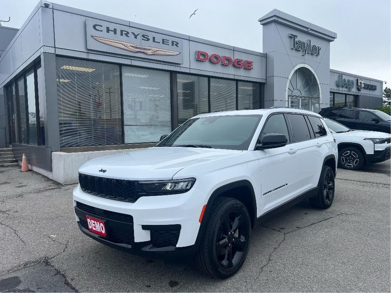 2025 Jeep Grand Cherokee L Altitude 4x4 V6 *NAVI *SUNROOF *TOW PACK *LOW KMS Photo2