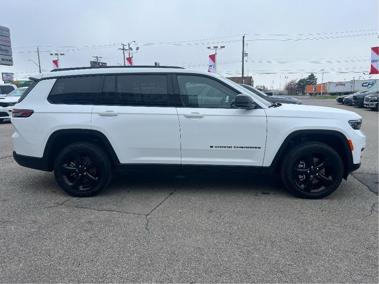2025 Jeep Grand Cherokee L Altitude 4x4 V6 *NAVI *SUNROOF *TOW PACK *LOW KMS Photo