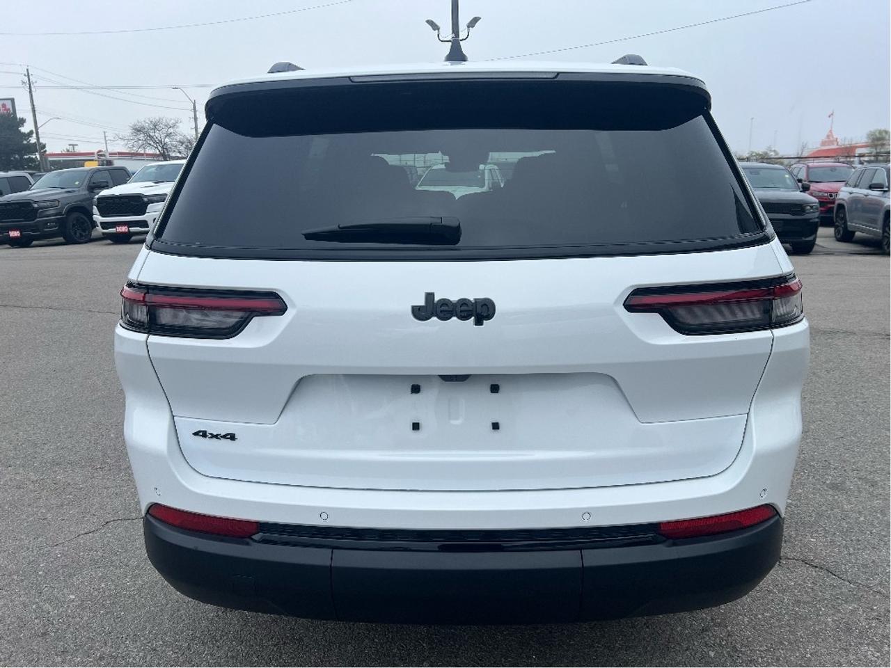 2025 Jeep Grand Cherokee L Altitude 4x4 V6 *NAVI *SUNROOF *TOW PACK *LOW KMS Photo