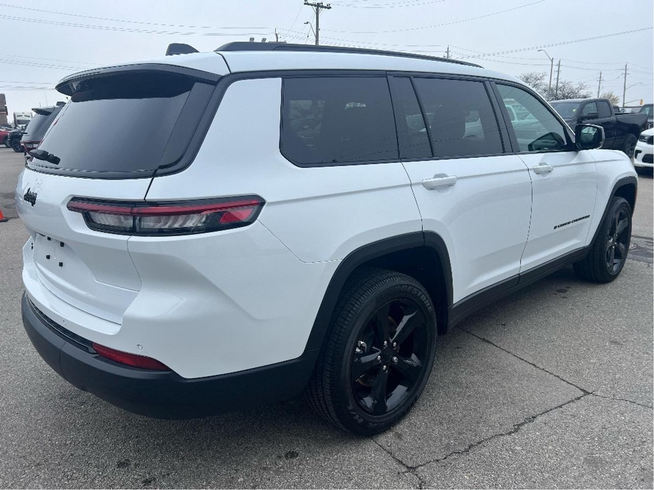 2025 Jeep Grand Cherokee L Altitude 4x4 V6 *NAVI *SUNROOF *TOW PACK *LOW KMS Photo