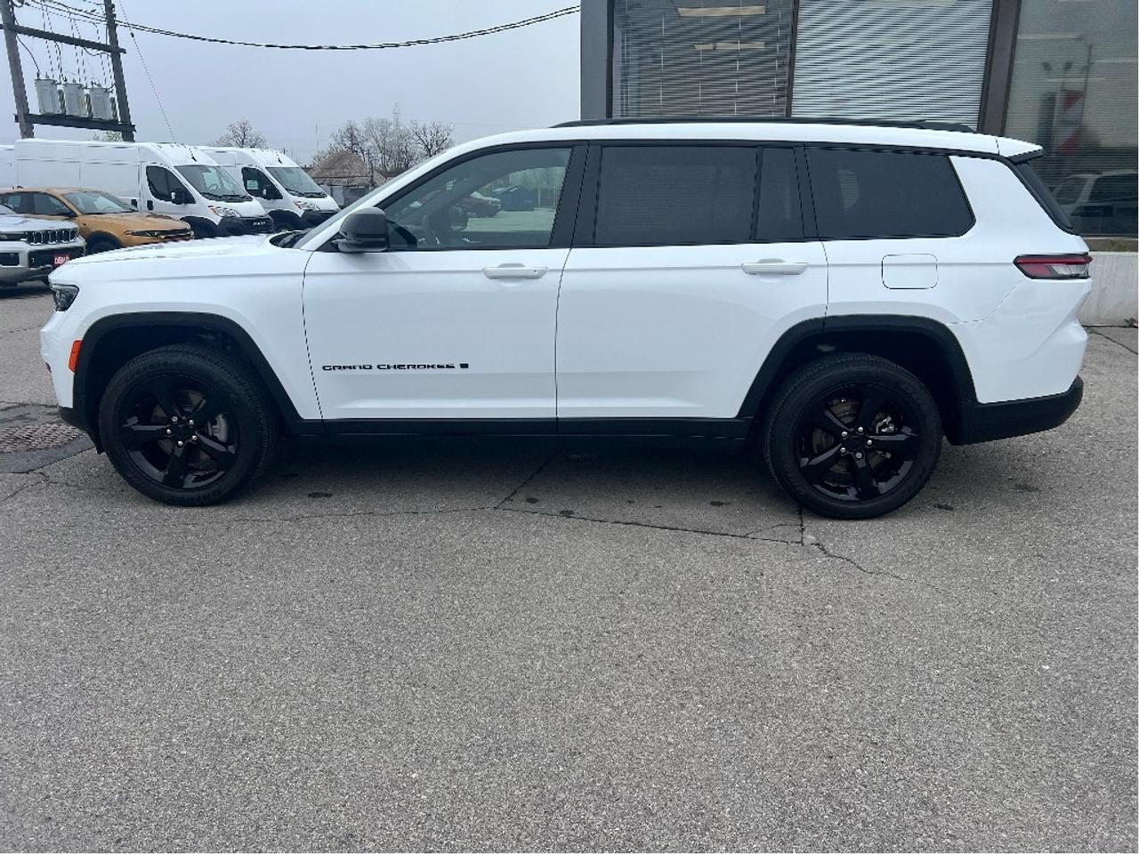 2025 Jeep Grand Cherokee L Altitude 4x4 V6 *NAVI *SUNROOF *TOW PACK *LOW KMS Photo