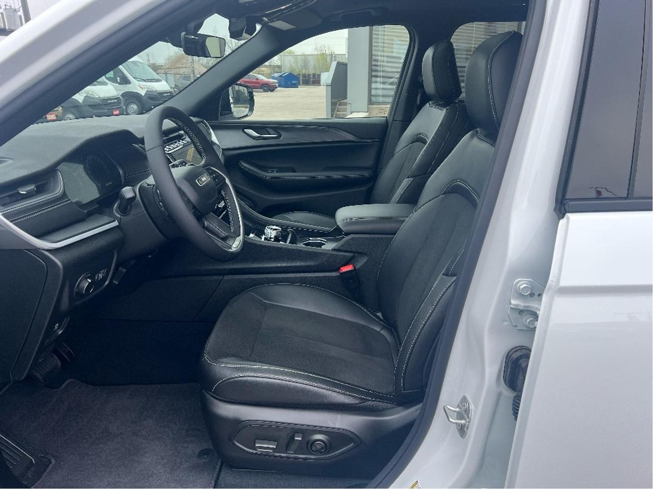 2025 Jeep Grand Cherokee L Altitude 4x4 V6 *NAVI *SUNROOF *TOW PACK *LOW KMS Photo