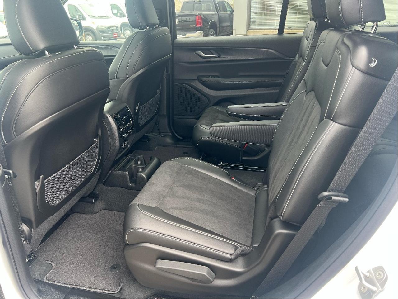 2025 Jeep Grand Cherokee L Altitude 4x4 V6 *NAVI *SUNROOF *TOW PACK *LOW KMS Photo