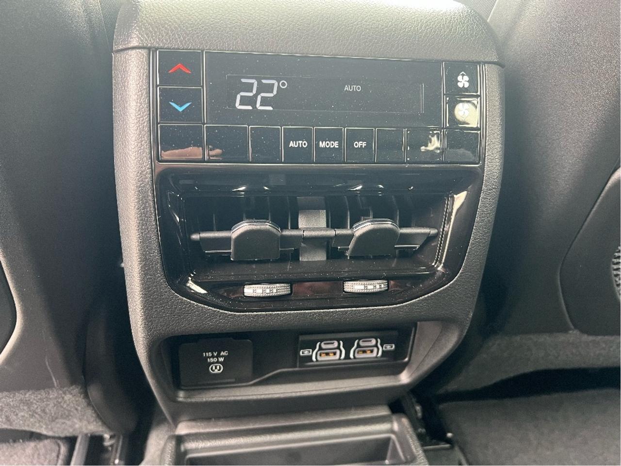 2025 Jeep Grand Cherokee L Altitude 4x4 V6 *NAVI *SUNROOF *TOW PACK *LOW KMS Photo