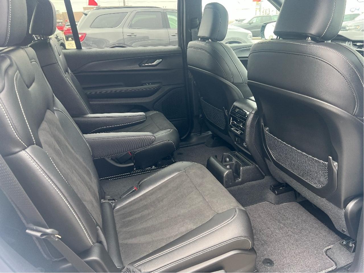 2025 Jeep Grand Cherokee L Altitude 4x4 V6 *NAVI *SUNROOF *TOW PACK *LOW KMS Photo