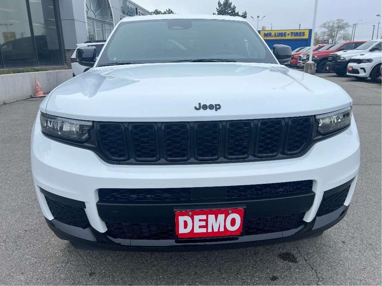 2025 Jeep Grand Cherokee Altitude 4x4 V6 *SUNROOF *TOW PACK *LOW KM *6-PASS Photo