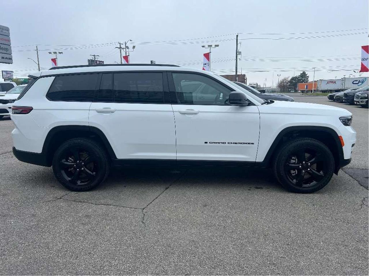 2025 Jeep Grand Cherokee Altitude 4x4 V6 *SUNROOF *TOW PACK *LOW KM *6-PASS Photo