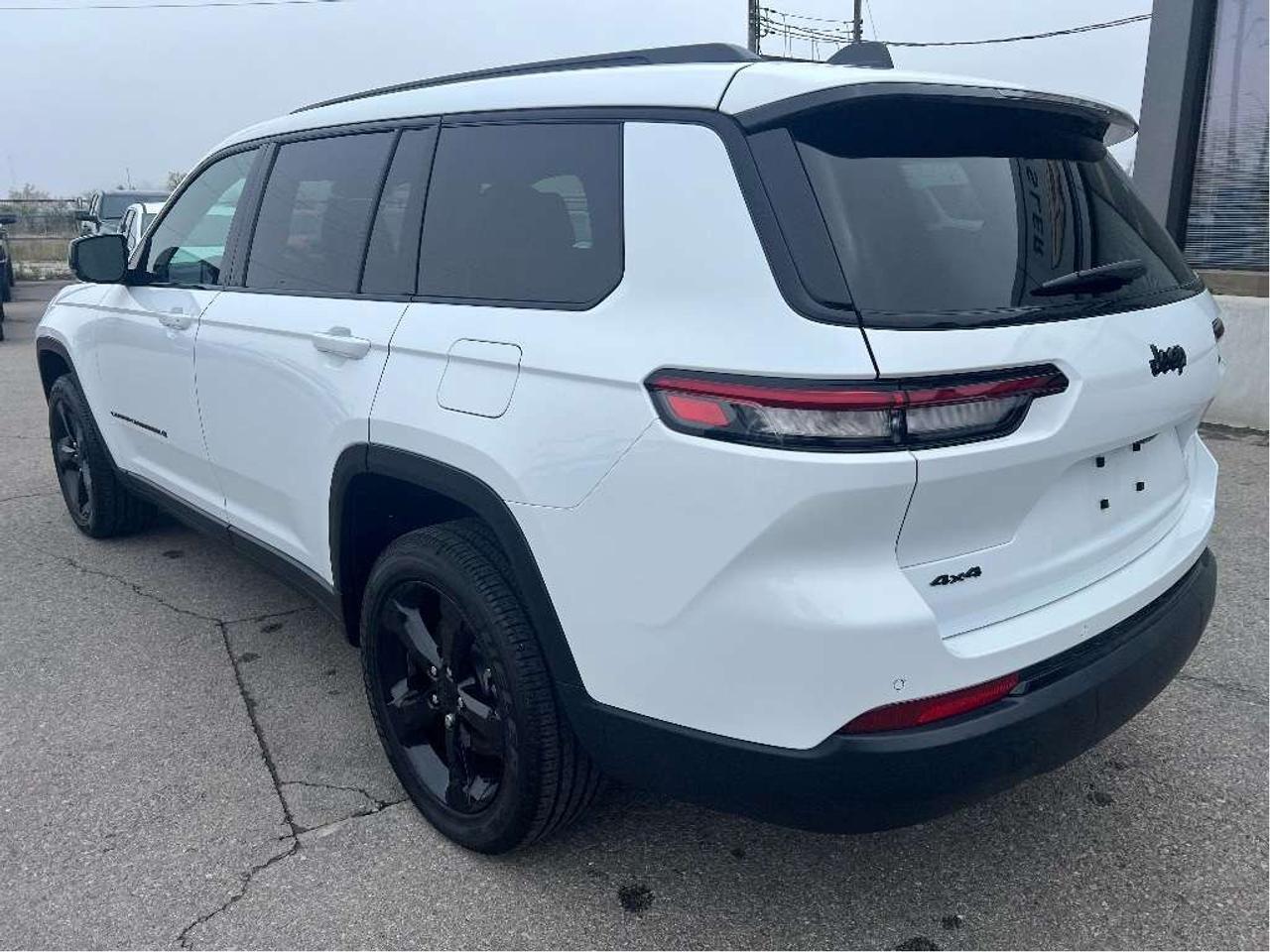 2025 Jeep Grand Cherokee Altitude 4x4 V6 *SUNROOF *TOW PACK *LOW KM *6-PASS Photo