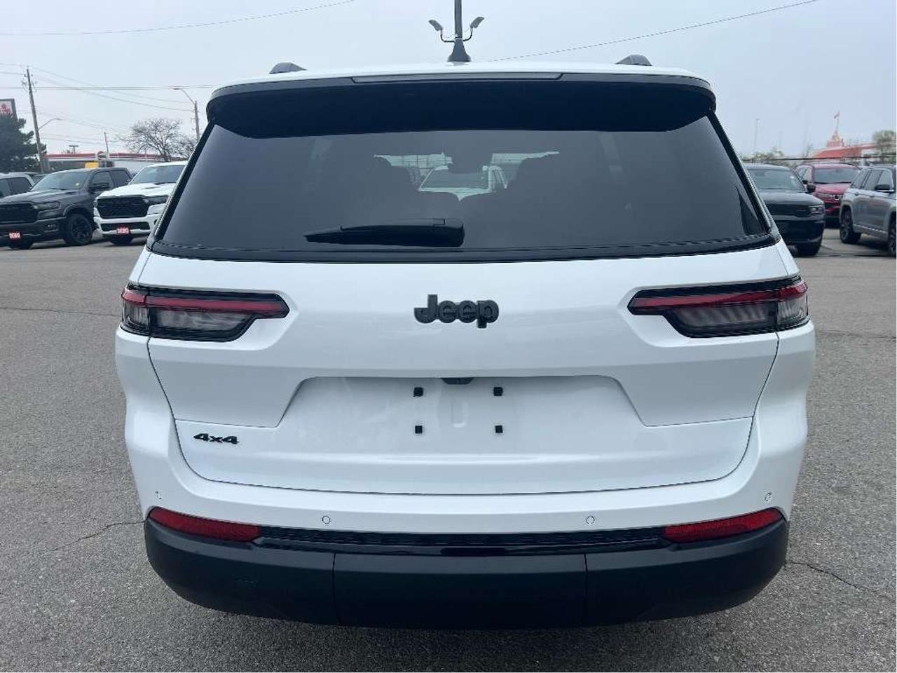 2025 Jeep Grand Cherokee Altitude 4x4 V6 *SUNROOF *TOW PACK *LOW KM *6-PASS Photo
