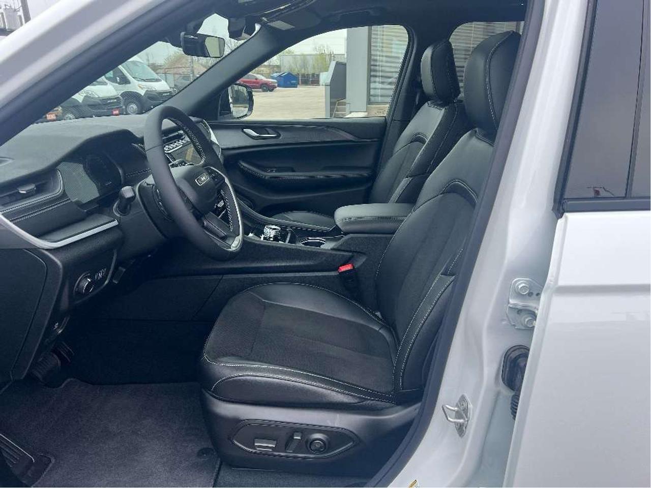 2025 Jeep Grand Cherokee Altitude 4x4 V6 *SUNROOF *TOW PACK *LOW KM *6-PASS Photo
