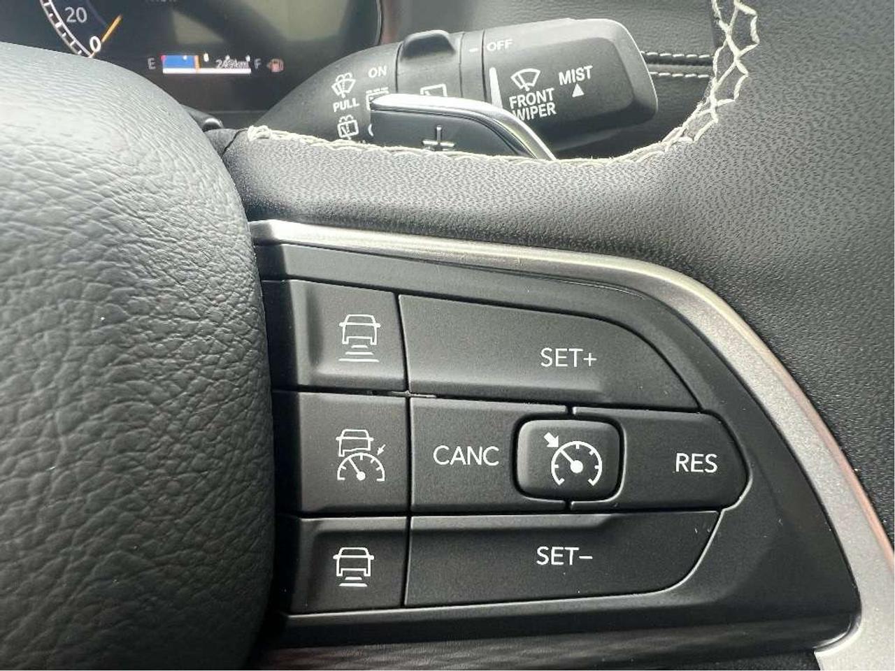 2025 Jeep Grand Cherokee Altitude 4x4 V6 *SUNROOF *TOW PACK *LOW KM *6-PASS Photo