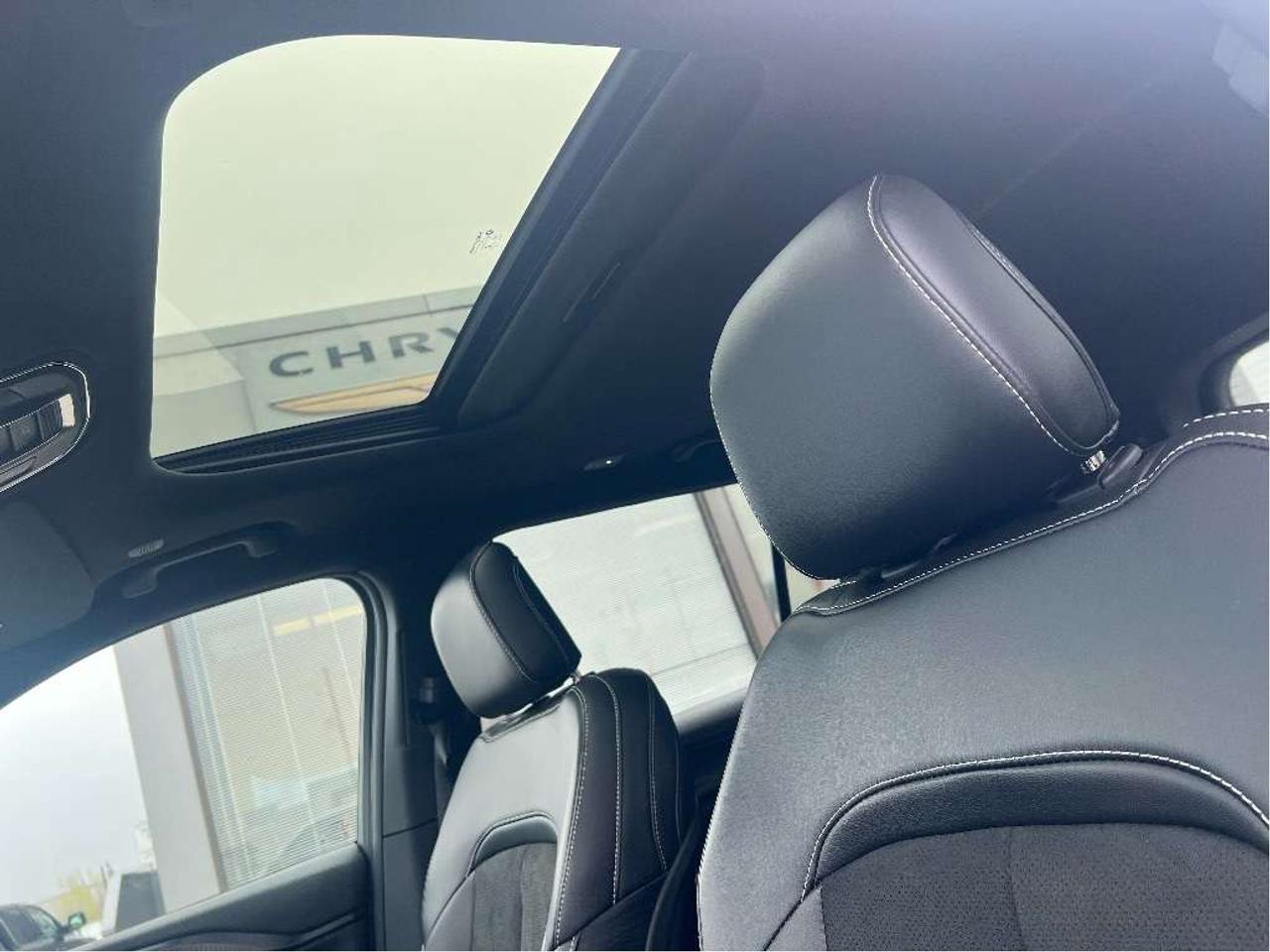 2025 Jeep Grand Cherokee Altitude 4x4 V6 *SUNROOF *TOW PACK *LOW KM *6-PASS Photo