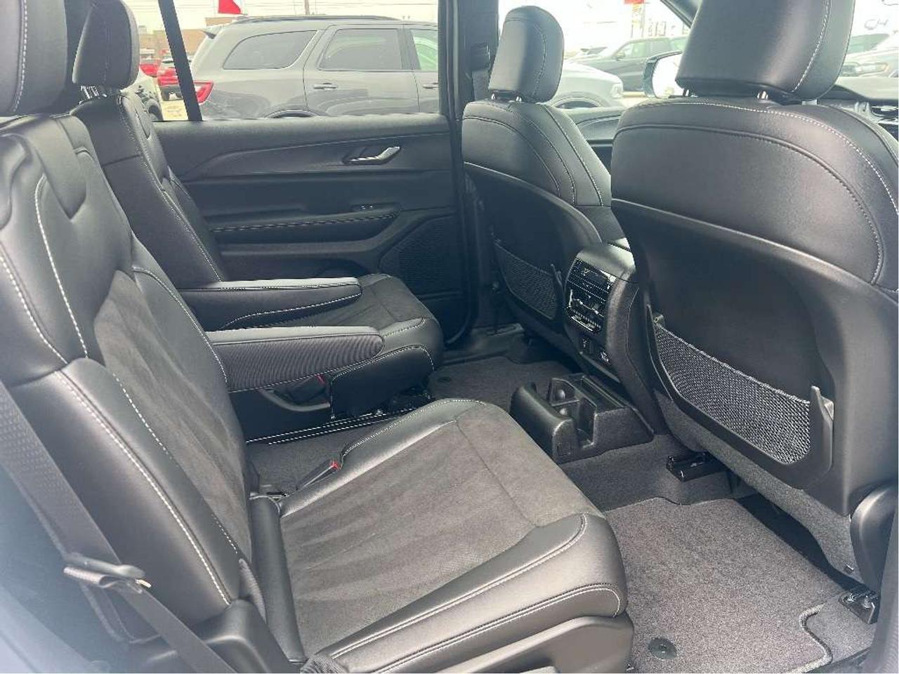 2025 Jeep Grand Cherokee Altitude 4x4 V6 *SUNROOF *TOW PACK *LOW KM *6-PASS Photo