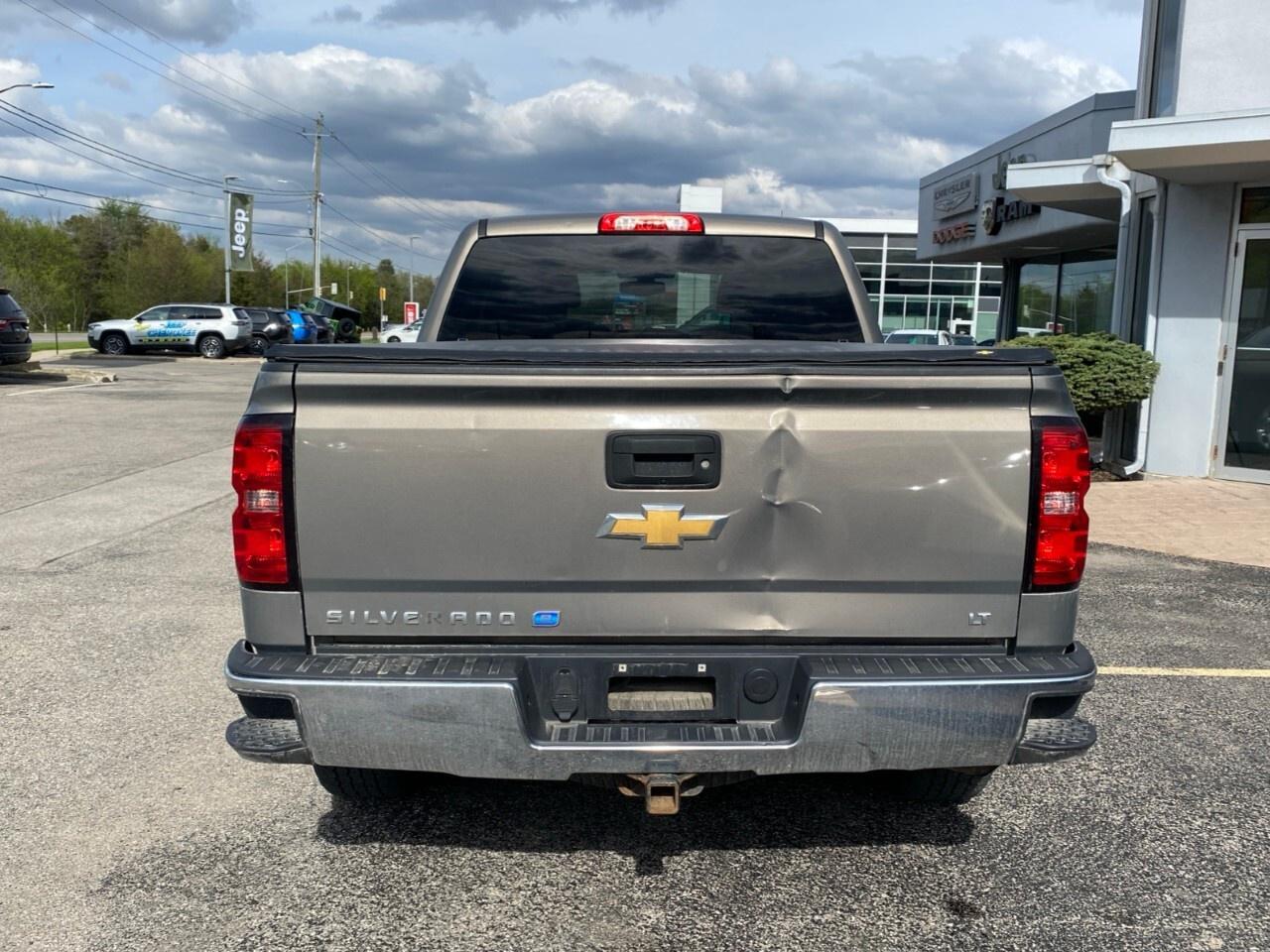 2017 Chevrolet Silverado 1500 Crew Cab Short Box 4-Wheel Drive LT w/1LT Photo3